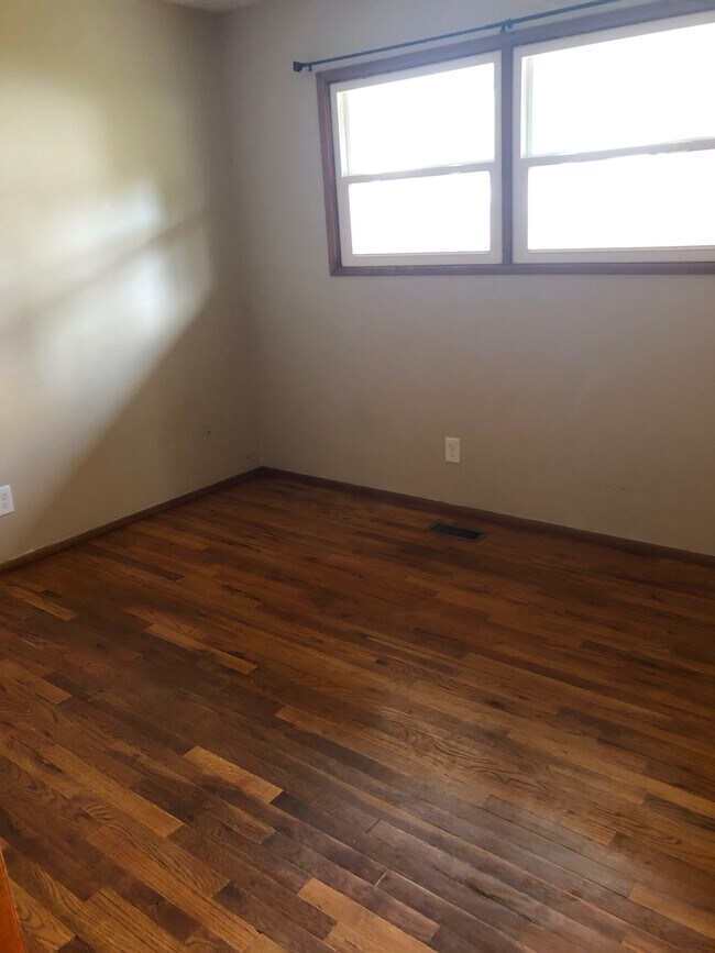 Dormitorio - 3712 Kauffman Ave