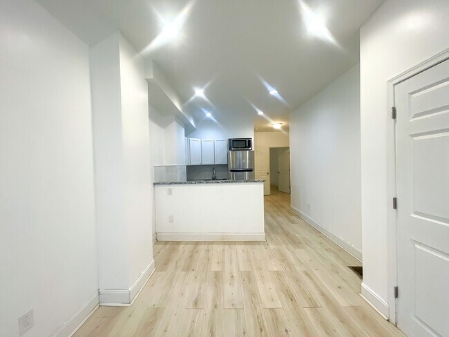 Foto del edificio - 5841 Crittenden St