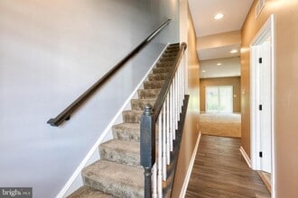 Building Photo - 613 Ravenwood Dr
