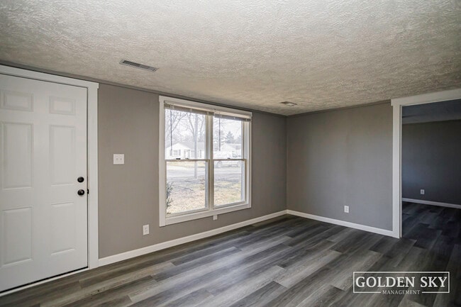 Building Photo - 1609 S Oakdale Dr