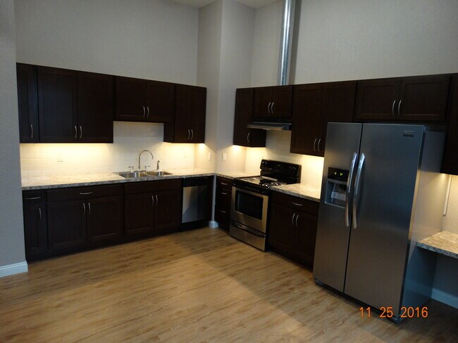 Foto del edificio - 211 E 2nd St