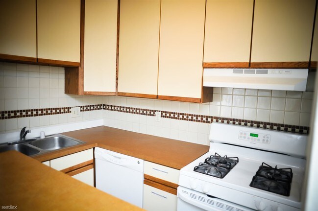 Building Photo - 1 br, 1 bath Apartment - 607 Hill St 2