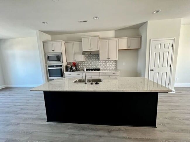Building Photo - Gorgeous 4 bedroom, 3.5 bath, 3-level town...