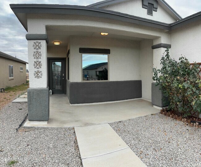 Building Photo - 10129 Red Vly