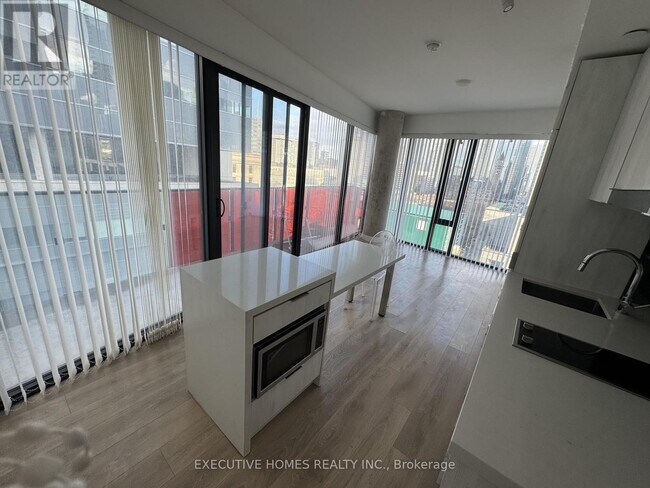 Photo du bâtiment - 215 Queen St W