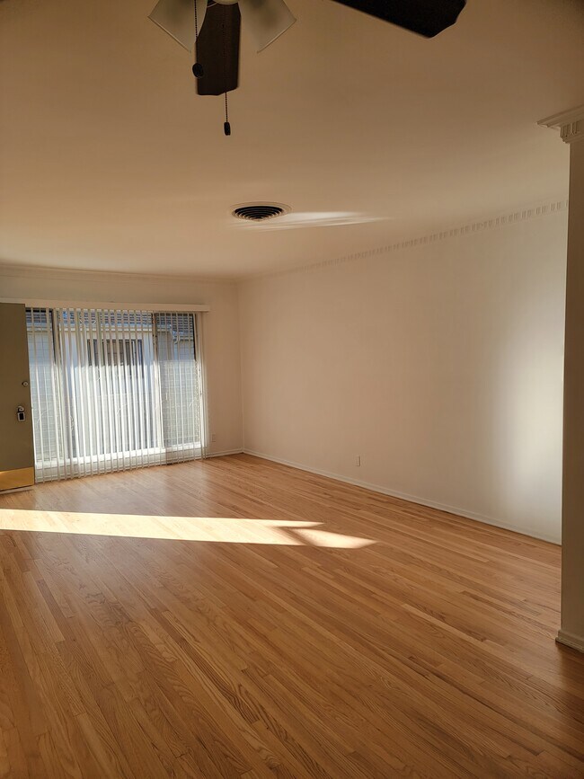 Foto del edificio - 8206 De Longpre Ave