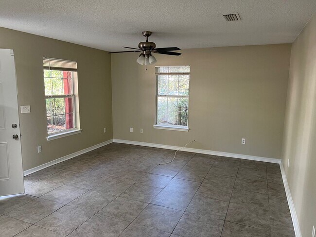 Foto del edificio - 1741 E Johnson Ave