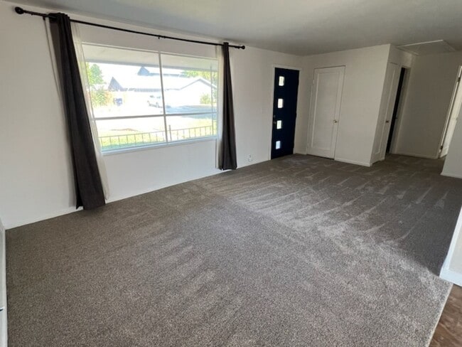 Building Photo - Cute 2 bed/1 bath home with fenced back yard & a/c!