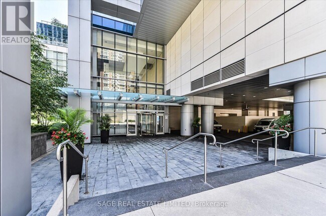 Building Photo - 388 Yonge St