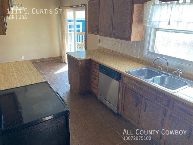 Building Photo - 4 Bed, 2 Bath, 1 Garage