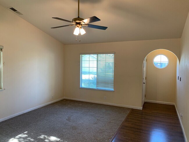 Foto del edificio - Updated 3 bedroom 2 bathroom close to Meriam Park!