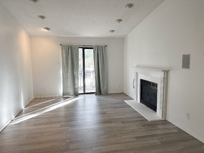 Foto del edificio - 6040 Grelot Rd