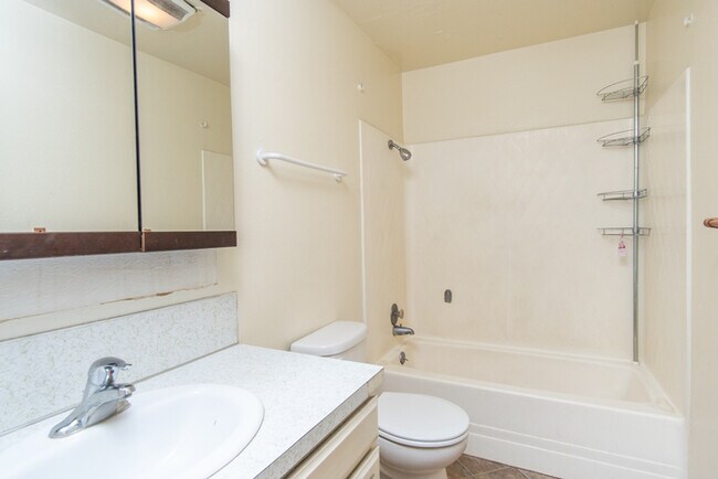 Building Photo - Pet Friendly, 2 bedroom apartment