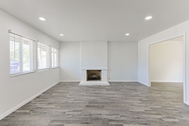Building Photo - Spacious 5-Bedroom, 3-Bath Home – Convenie...