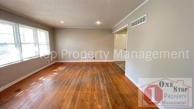 Foto del edificio - Charming 4 Bedroom Home with Finished Base...