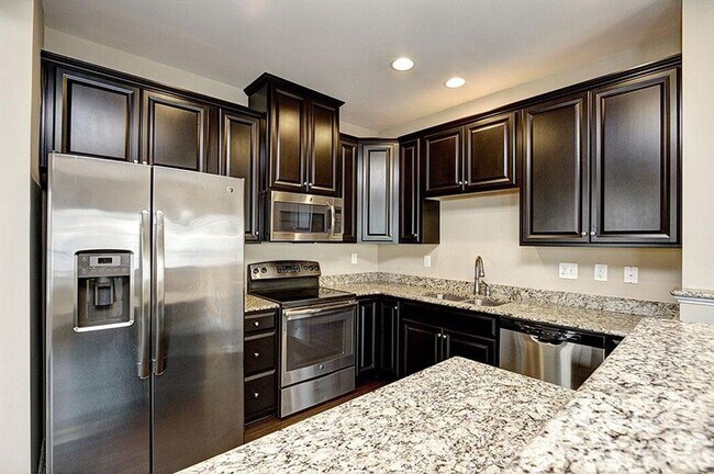 Building Photo - Beautiful end-unit townhome in a gated Southwest Charlotte community!