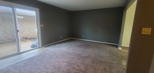Building Photo - Spacious 2 bedroom 2 bath townhouse