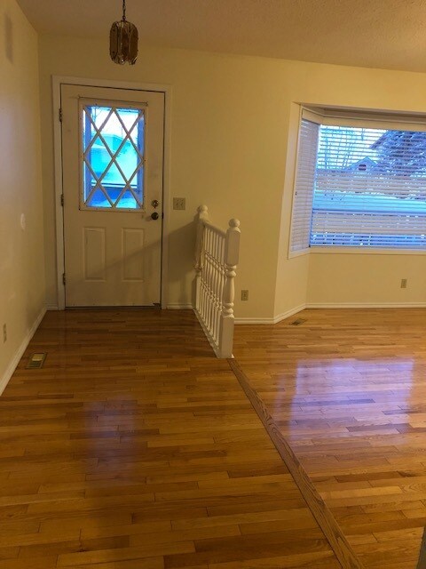 Photo du bâtiment - 5 Bed 2.5 Bath Unit in Olds, AB