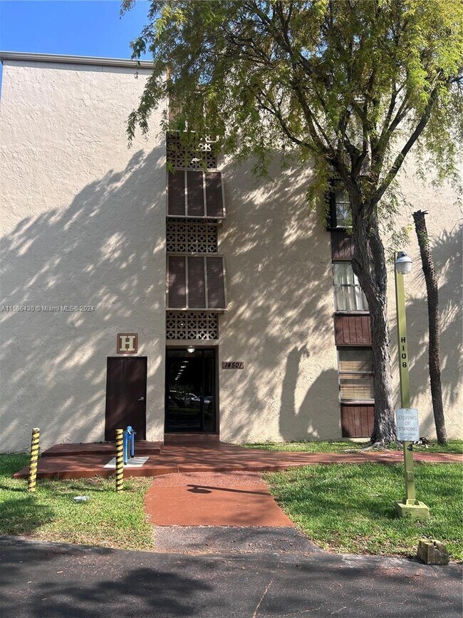 Foto del edificio - 14501 N Kendall Dr