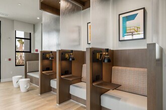 Building Photo - Siesta Lakes