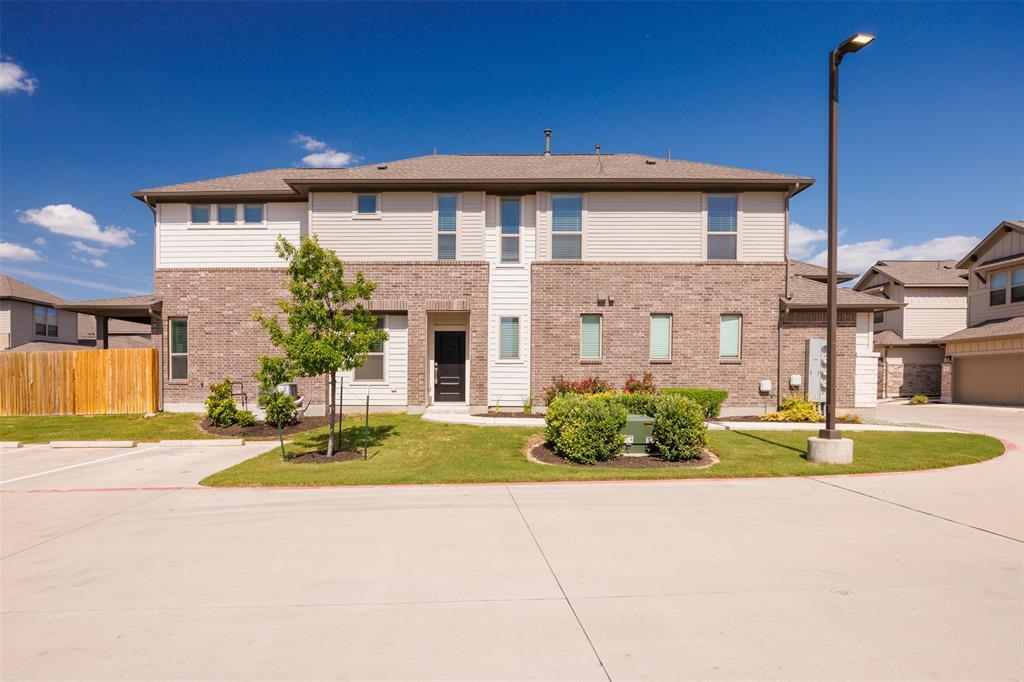 Foto principal - 2500 Forest Creek Dr
