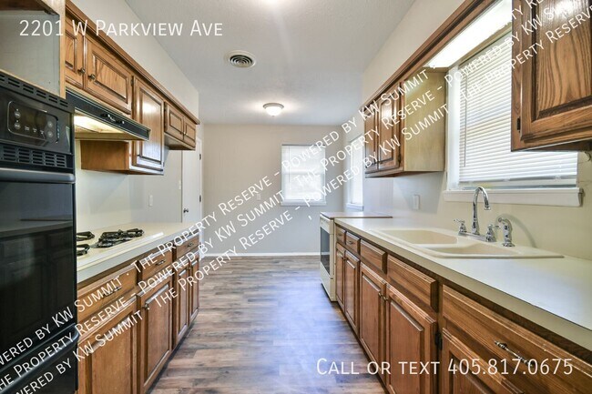 Building Photo - 2201 W Parkview Ave