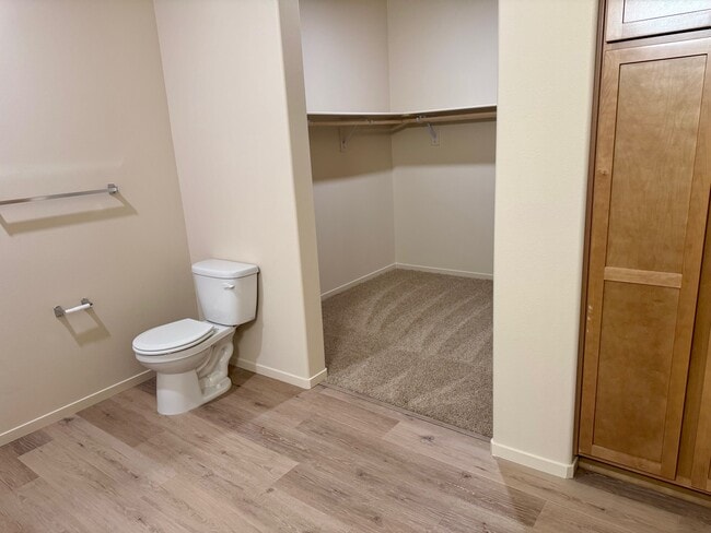 Suite principal de 2x2 con vestidor - River Ranch Apartments