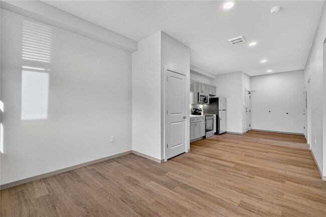 Building Photo - 1624 Lonsdale Ave