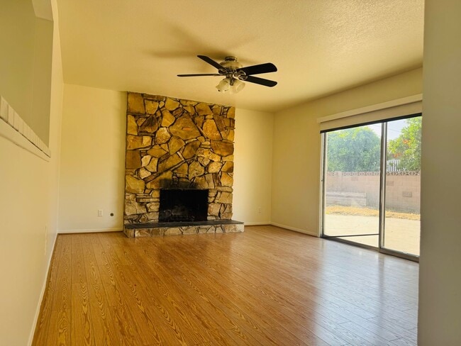 Building Photo - 3 bedroom, pet ok, AC!