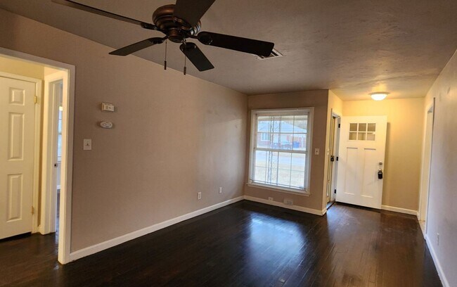 Foto del edificio - 3 bedroom 1 bath - The Village