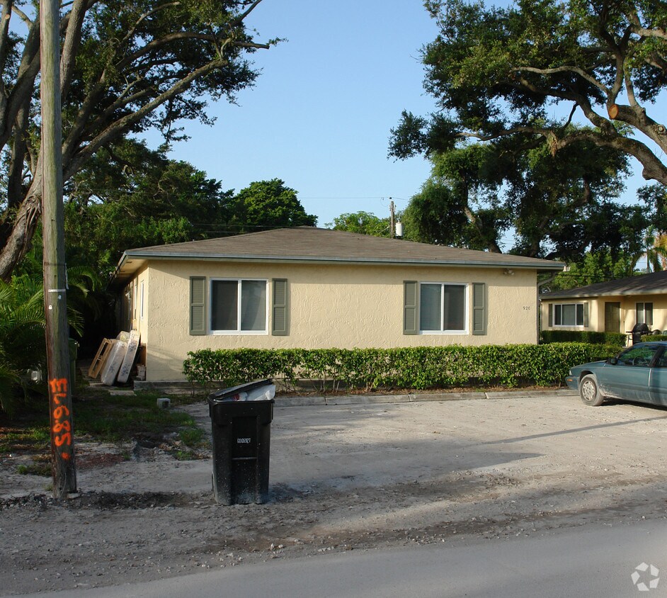 Building Photo - 920-930 SW 28th St