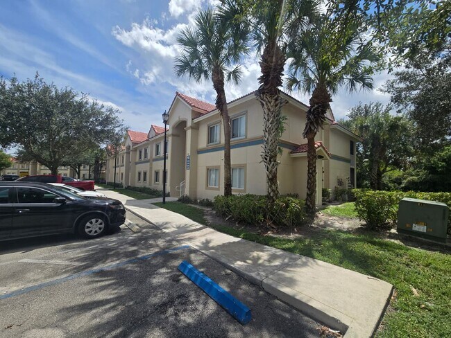 Building Photo - 3 Bedroom Townhome in West Palm Beach