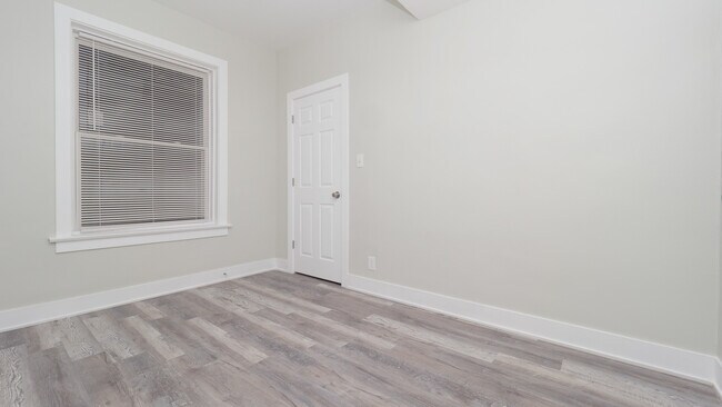 Building Photo - 1843 W 54th St