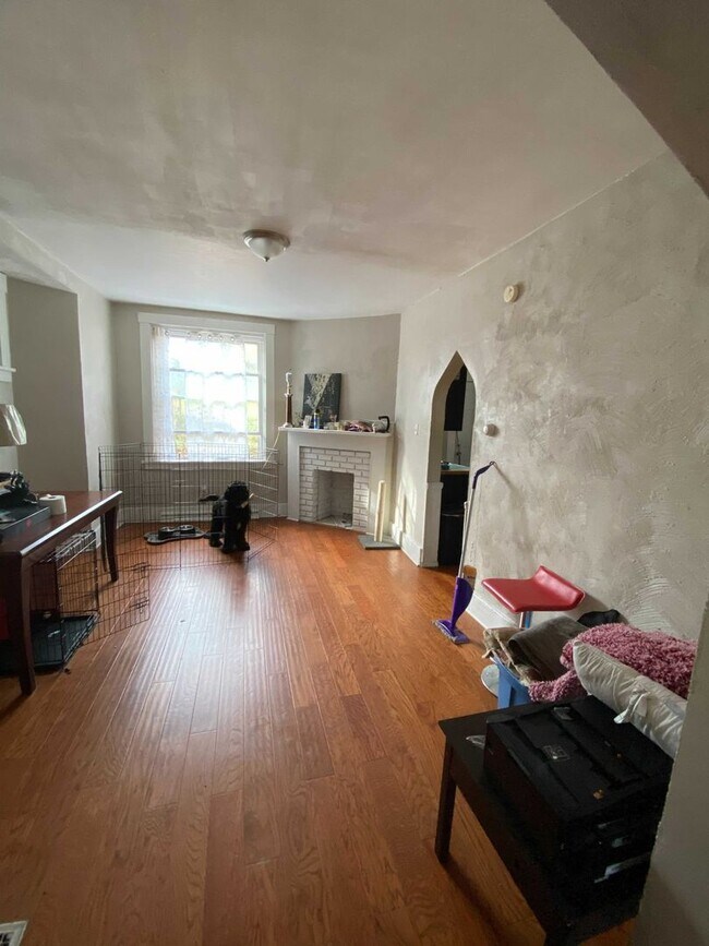 Building Photo - Available August 2024 - 2.5 Bedroom Home i...