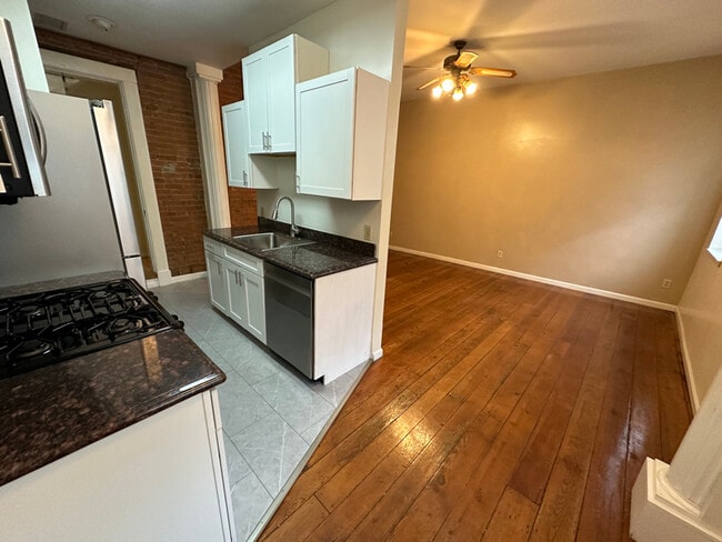 Photo - 10 W Hollister St House