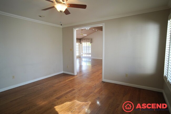 Building Photo - Stunning Home Off Ming Ave and Gosford Rd!