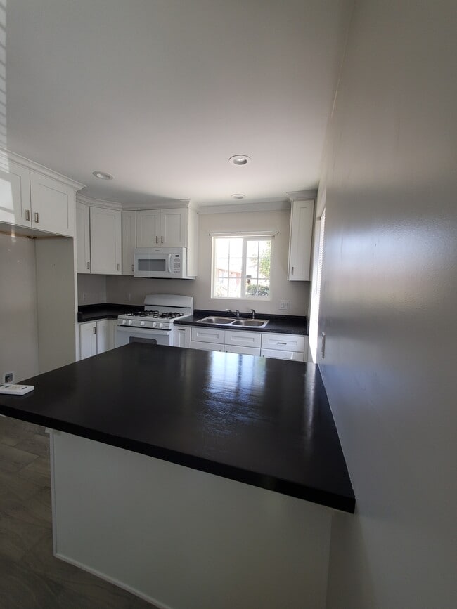 Building Photo - 2091 Sycamore Dr