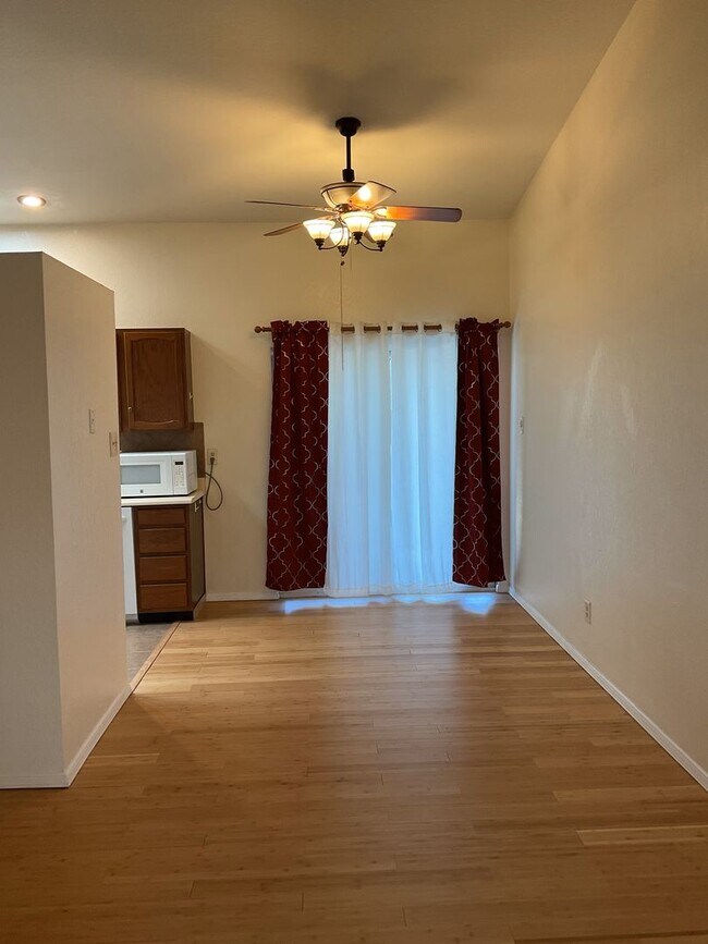 Building Photo - 2 Bedroom 2 Bathroom Townhome
