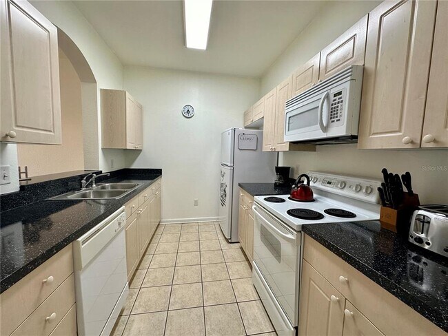 Building Photo - 2300 Silver Palm Dr