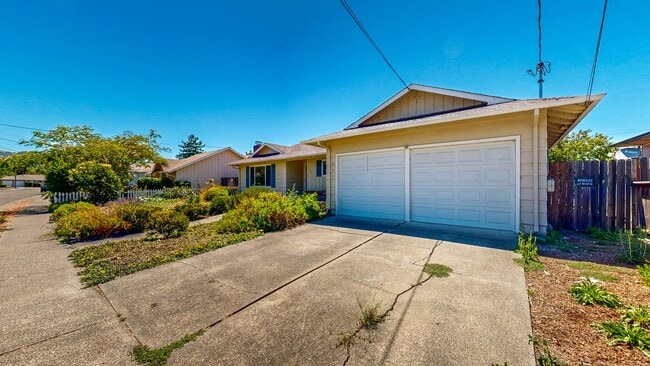 Building Photo - 1925 Leafgreen Dr