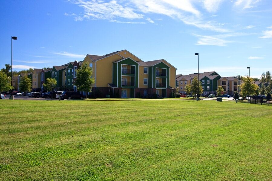 Front Lawn to building 1 - 2426 Thoroughbred Dr