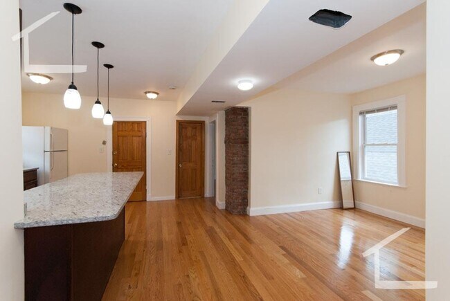 Building Photo - 9/1 Renovated, spacious 4BR/2BA near Oak S...