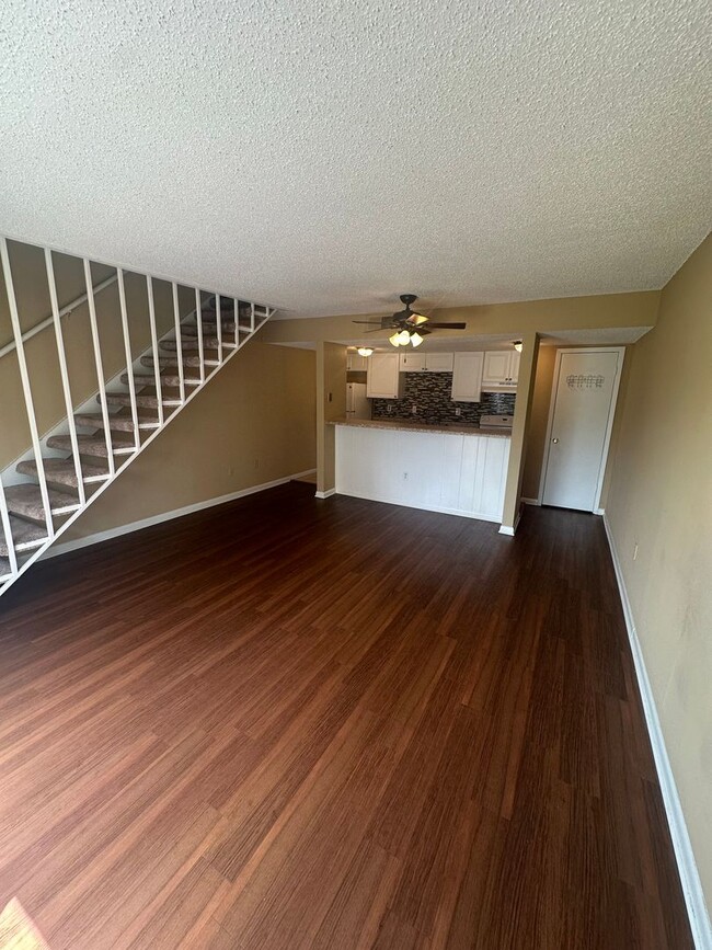 Building Photo - 1BD/1BA Townhouse located on the Germantow...