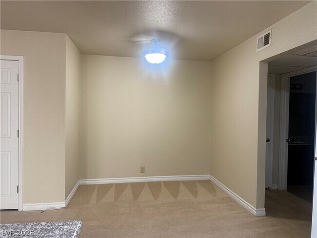 Foto del edificio - 5350 River Glen Dr