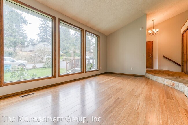 Building Photo - 4 br, 2.5 bath House - 2311 NE Parkview Drive
