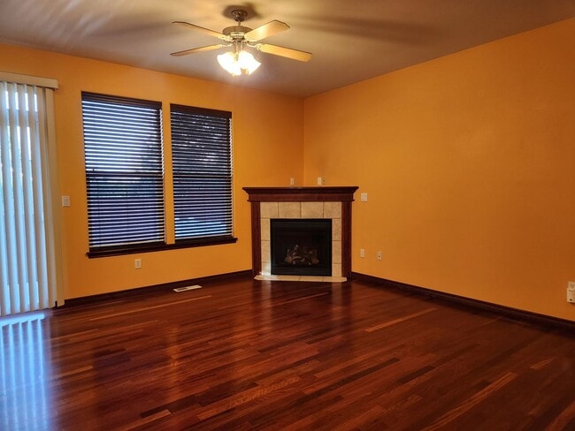 Building Photo - 618 Starflower Ct