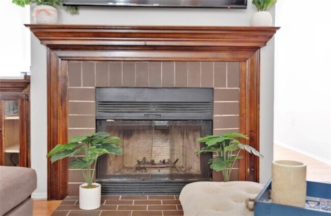 Building Photo - 2411 Huntingdon, 2411