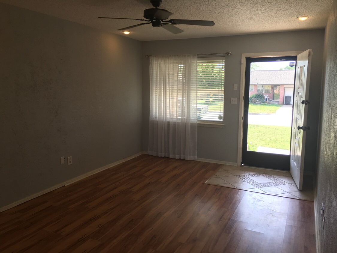 Living Room - 908 Eagle Drive