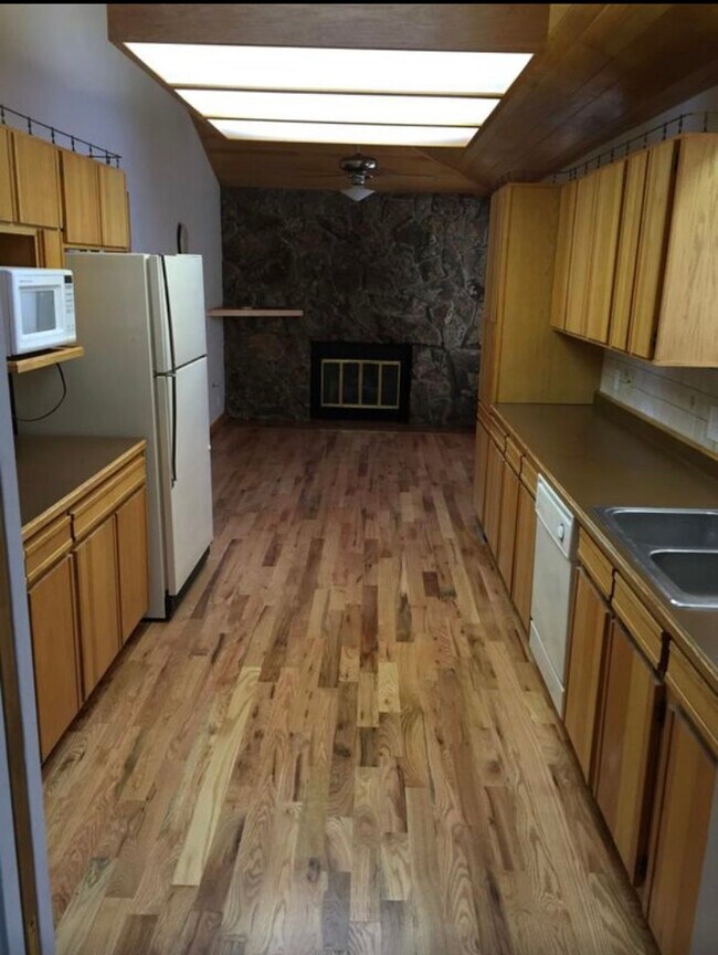 Building Photo - 6038 Quail Ct