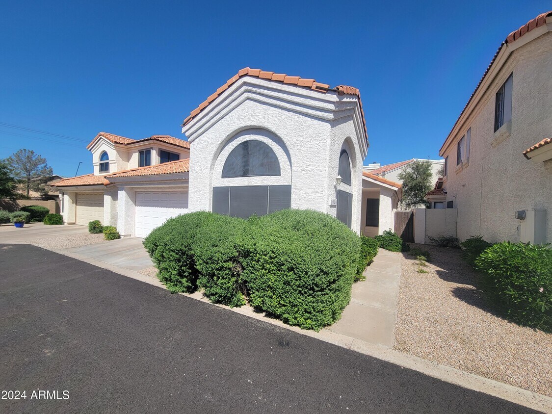 Primary Photo - 1028 E Sunburst Ln